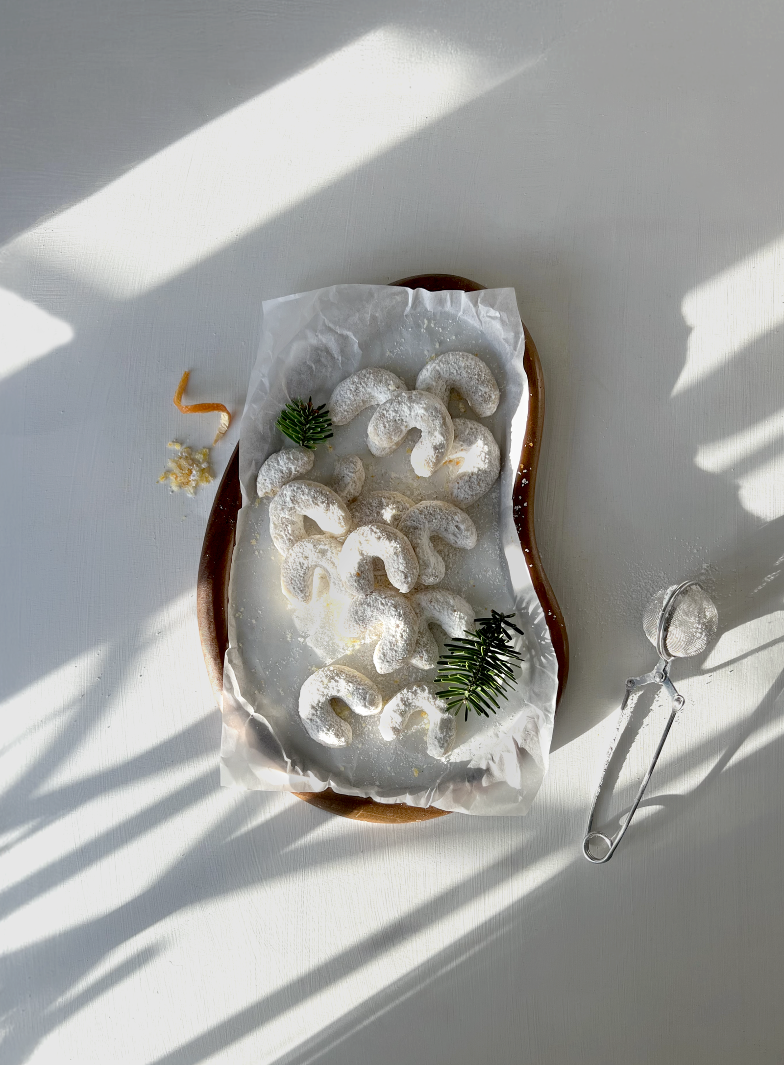 Vanillekipferl with mandarin, top view